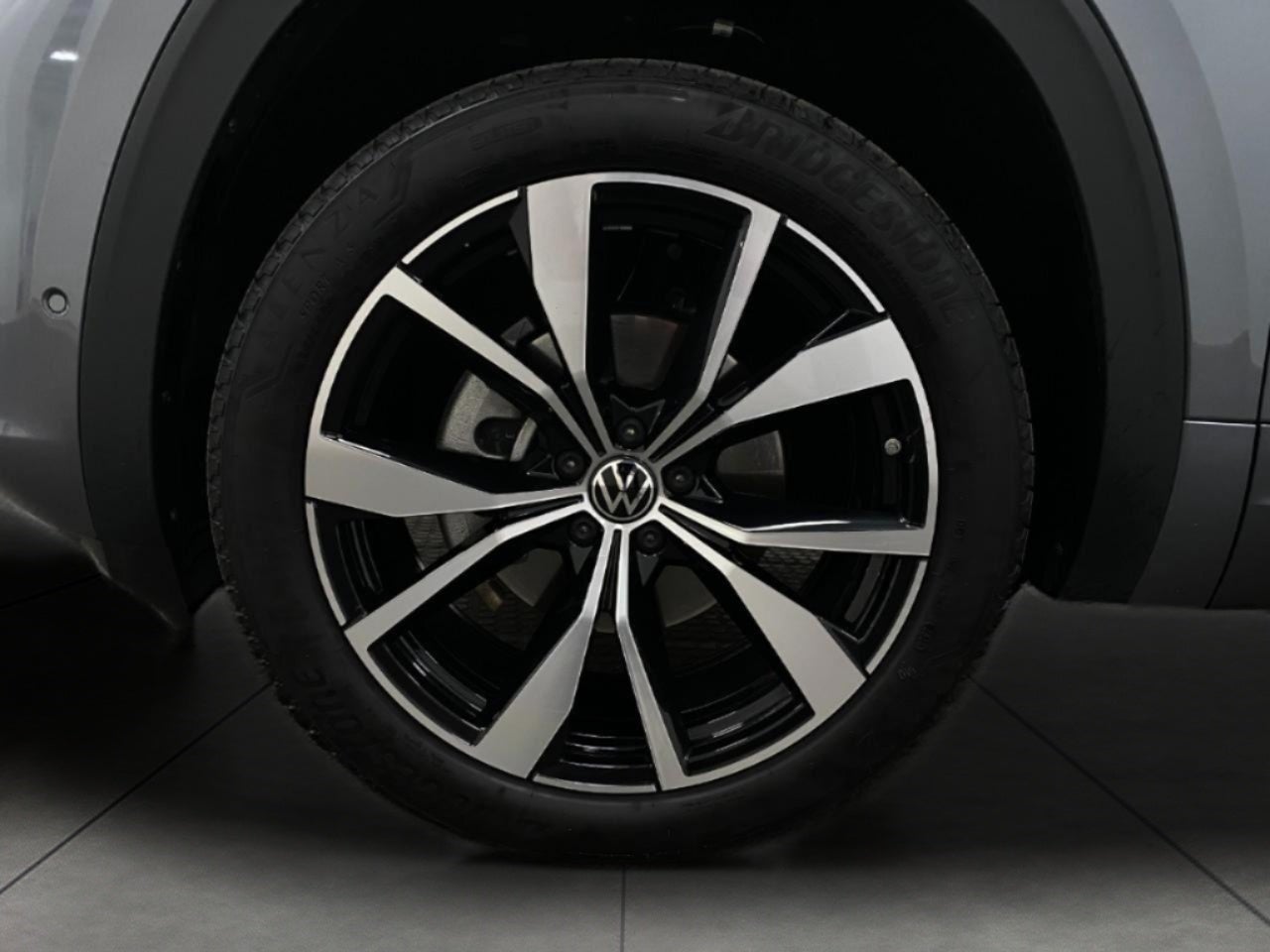2025 Volkswagen Atlas Cross Sport 2.0T SEL Premium R-Line 4MOTION