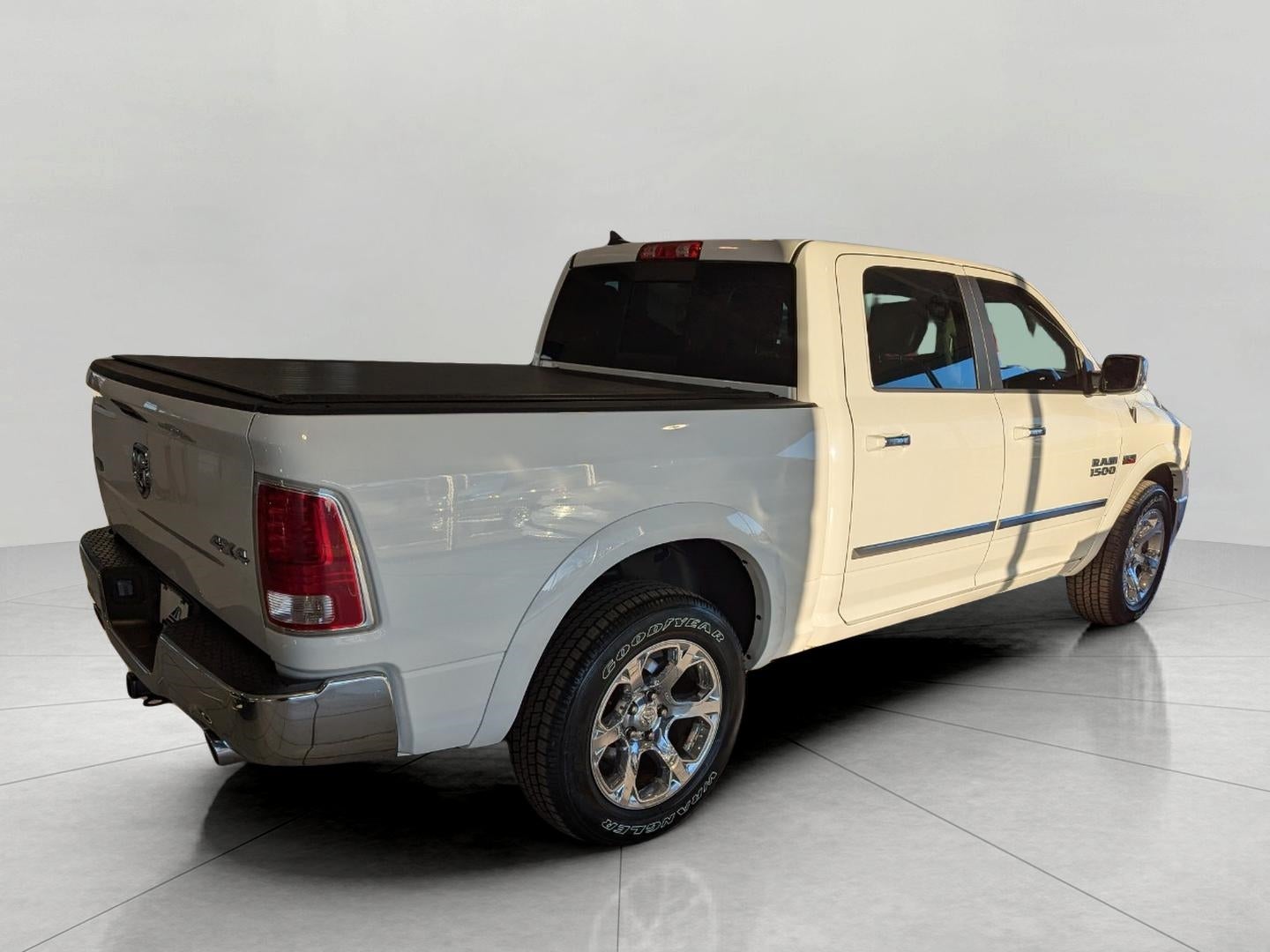 2017 RAM 1500 Laramie Crew Cab 4x4 5'7' Box