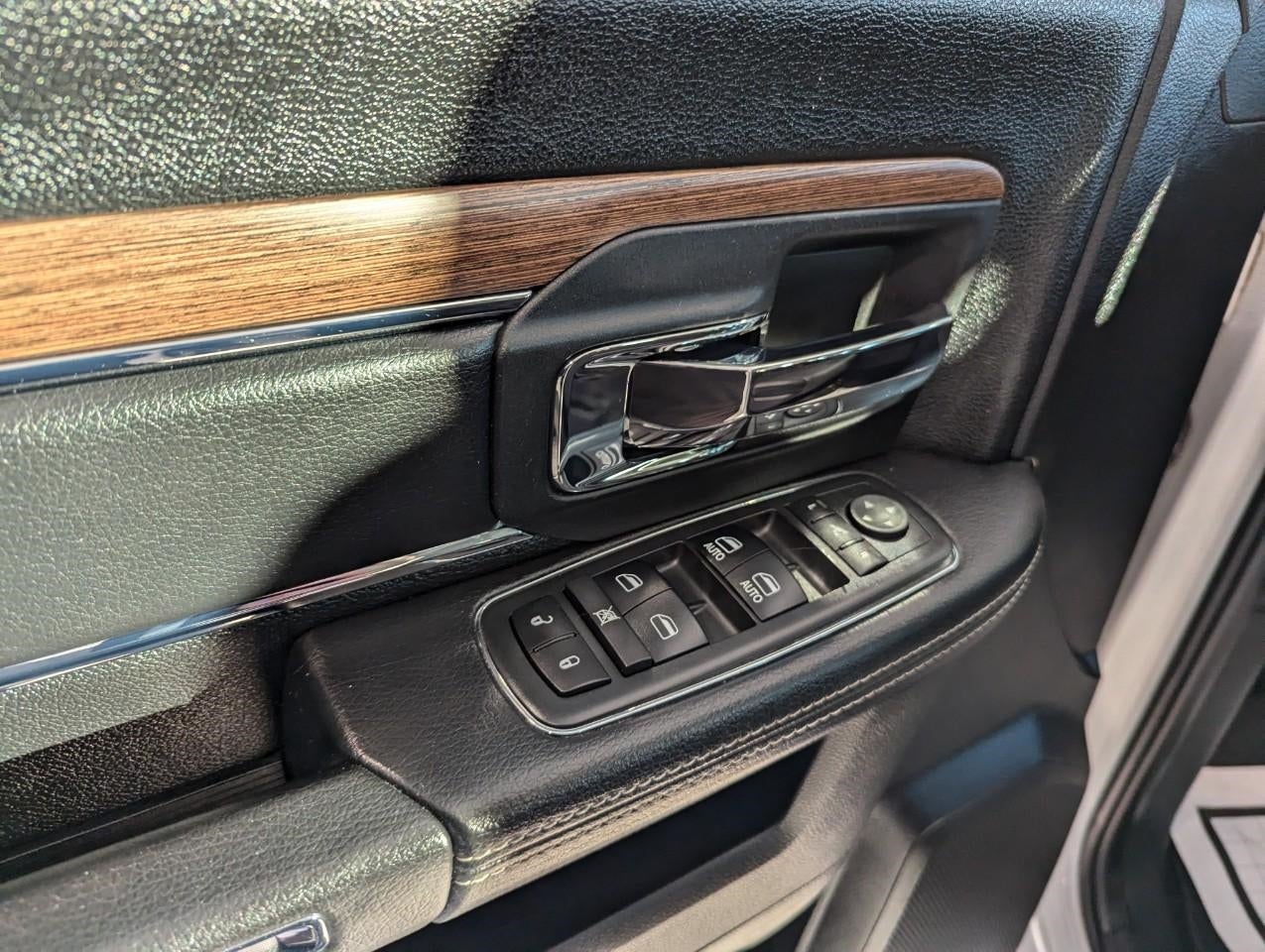 2017 RAM 1500 Laramie Crew Cab 4x4 5'7' Box