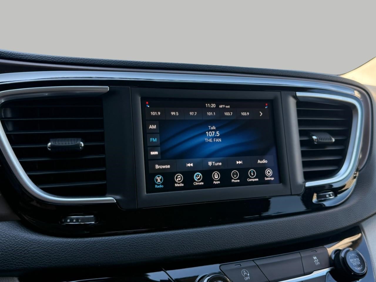 2021 Chrysler Voyager LXI FWD