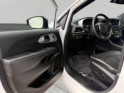 2025 Chrysler Pacifica Limited FWD
