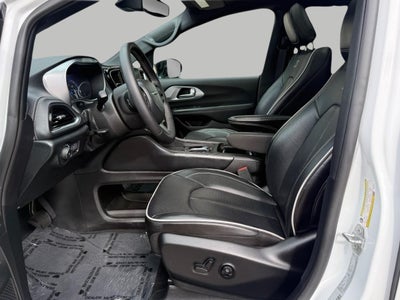 2025 Chrysler Pacifica Limited FWD