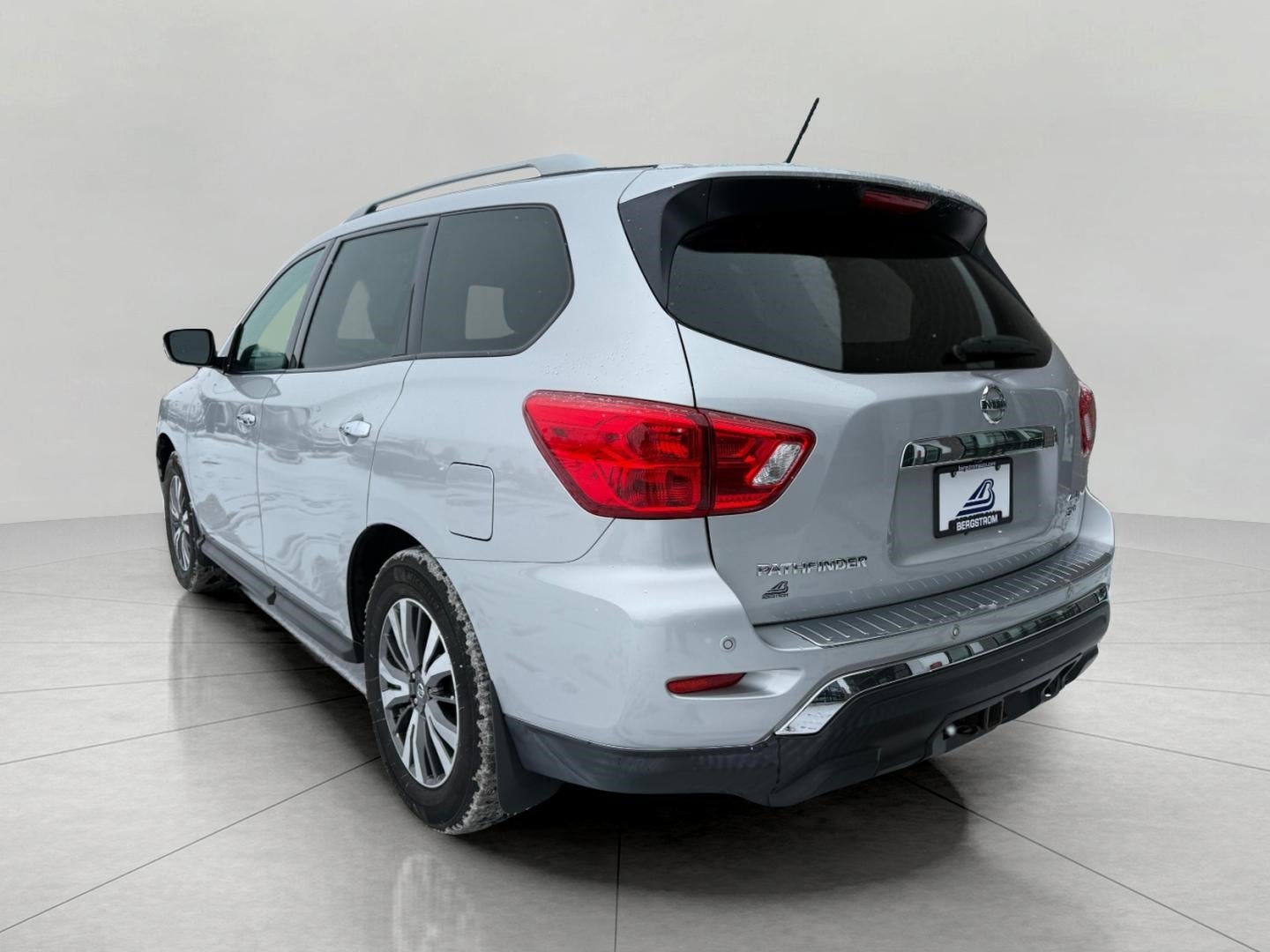 2017 Nissan Pathfinder SV