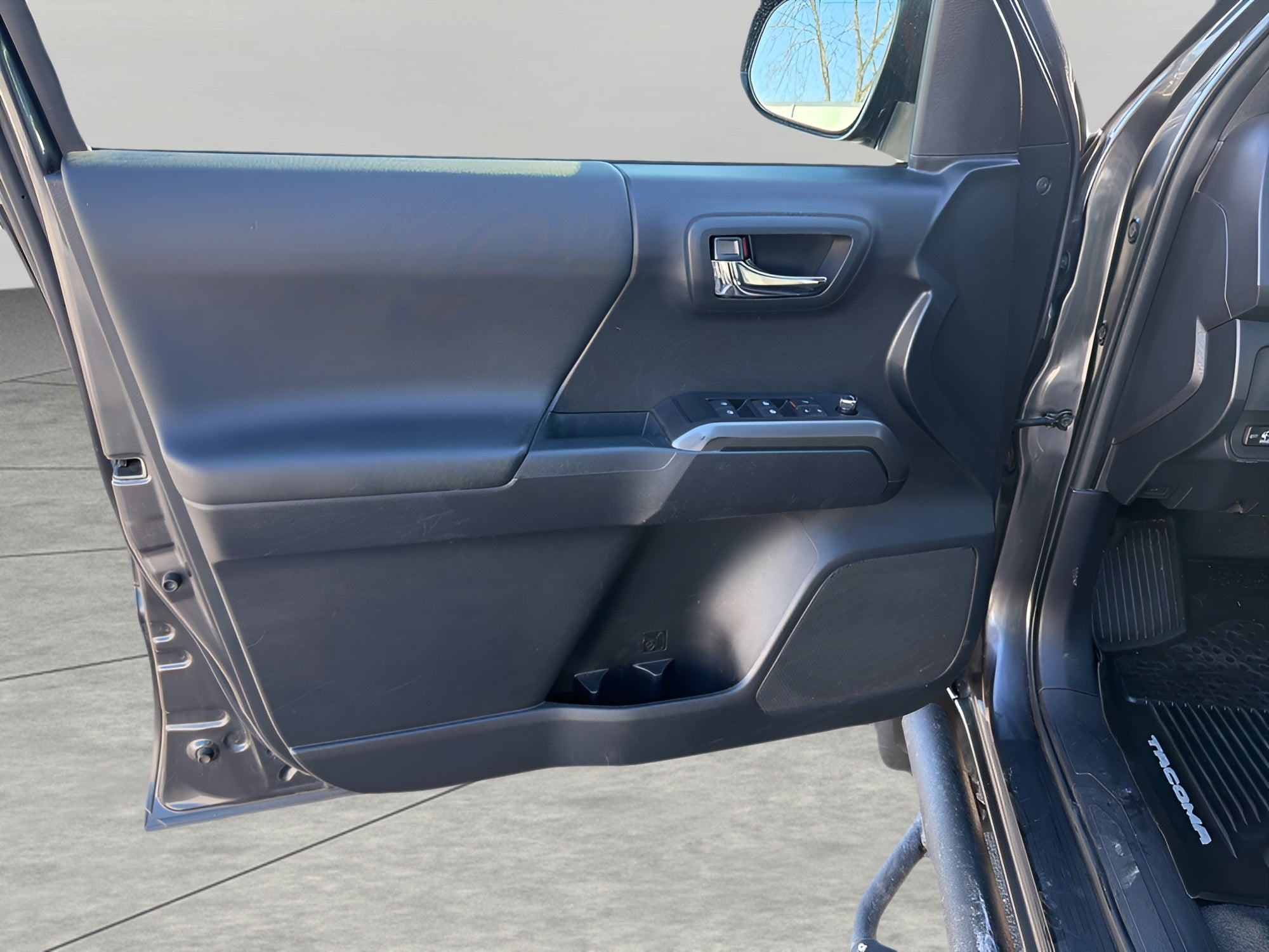 2018 Toyota TACOMA TRD Sport Double Cab 5' Bed V6 4x4 AT