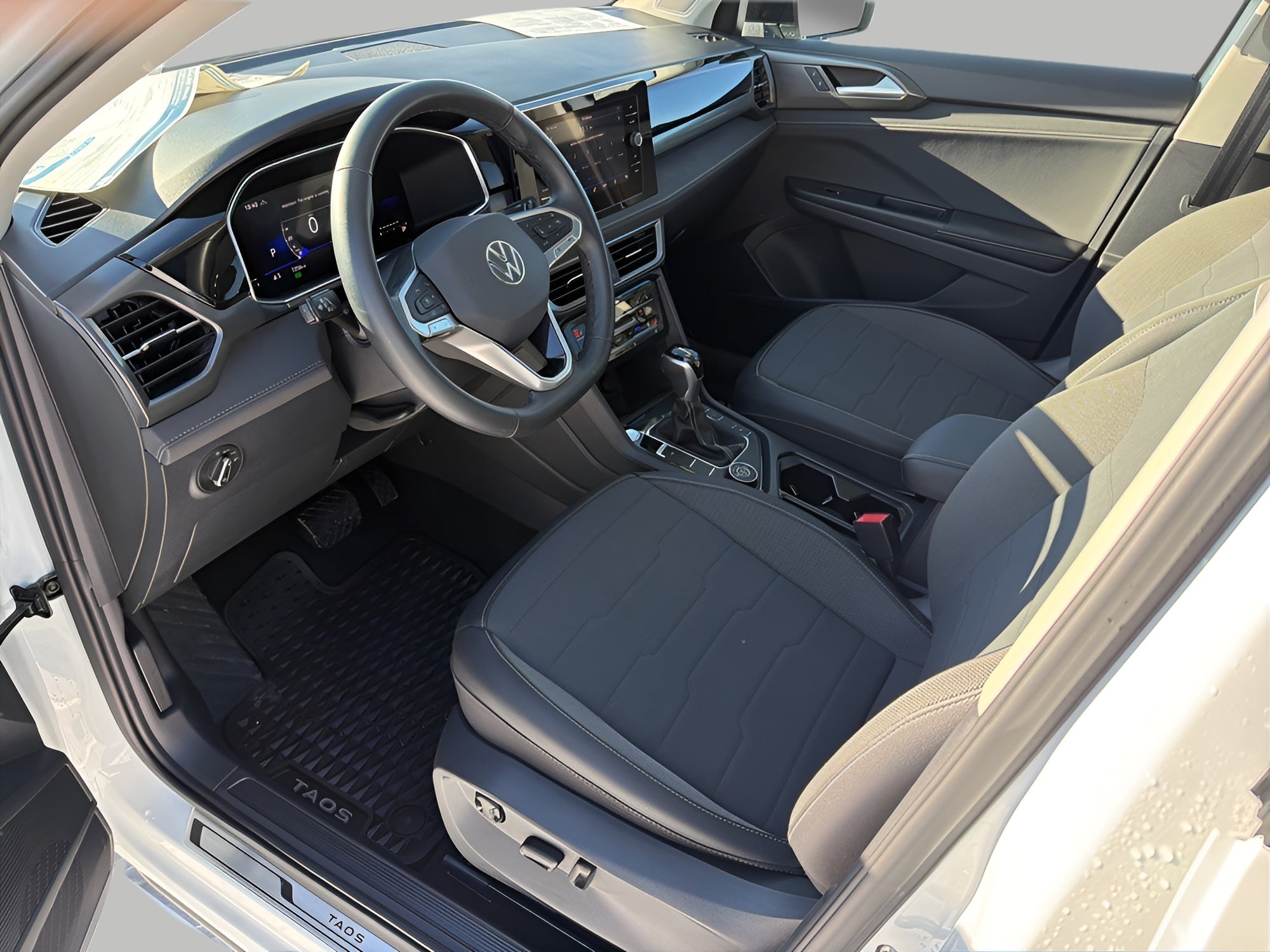 2025 Volkswagen Taos SE Black 4MOTION