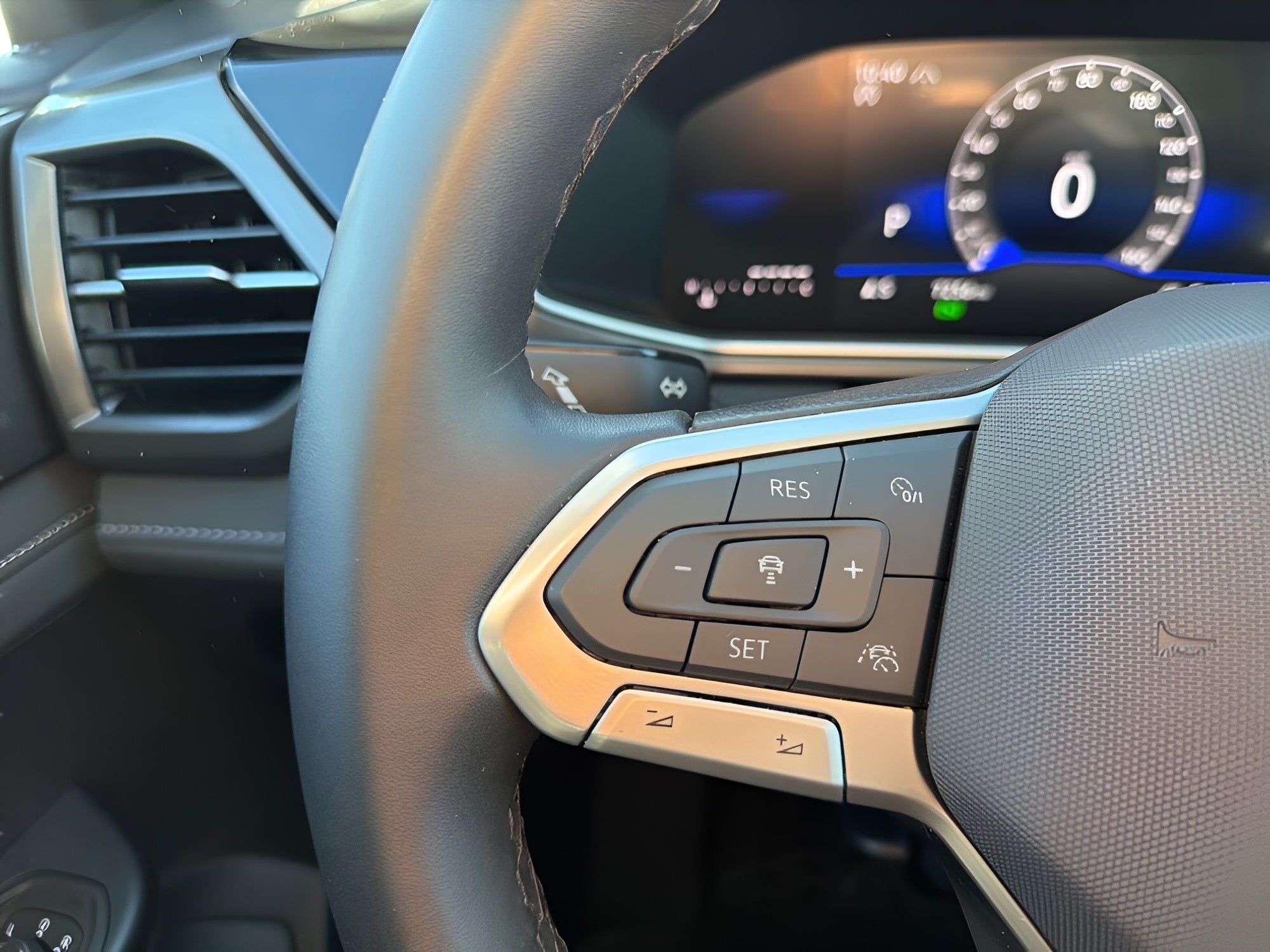 2025 Volkswagen Taos SE Black 4MOTION