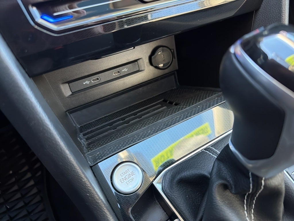 2025 Volkswagen Taos SE Black 4MOTION