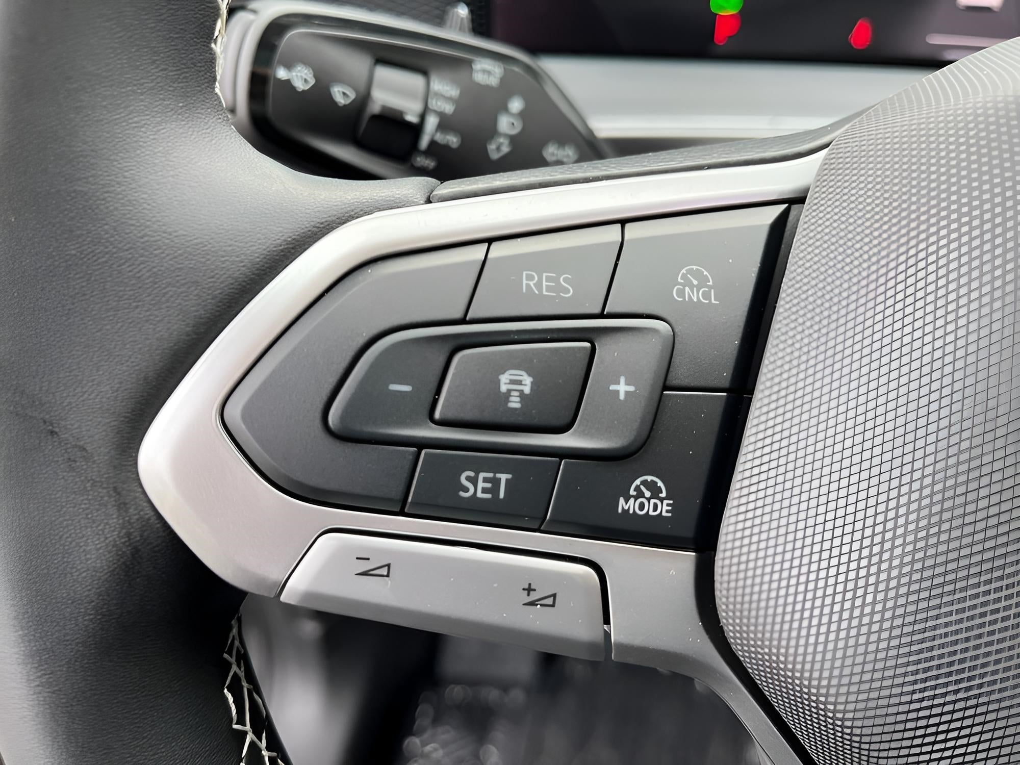 2025 Volkswagen Tiguan 2.0T SE 4MOTION