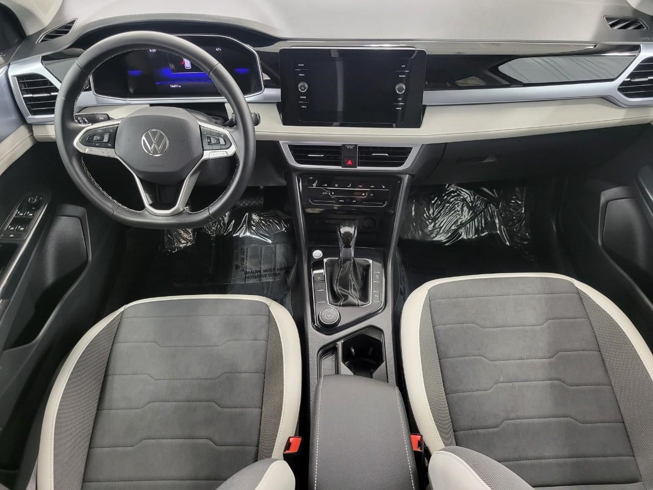 2025 Volkswagen Taos SE 4MOTION