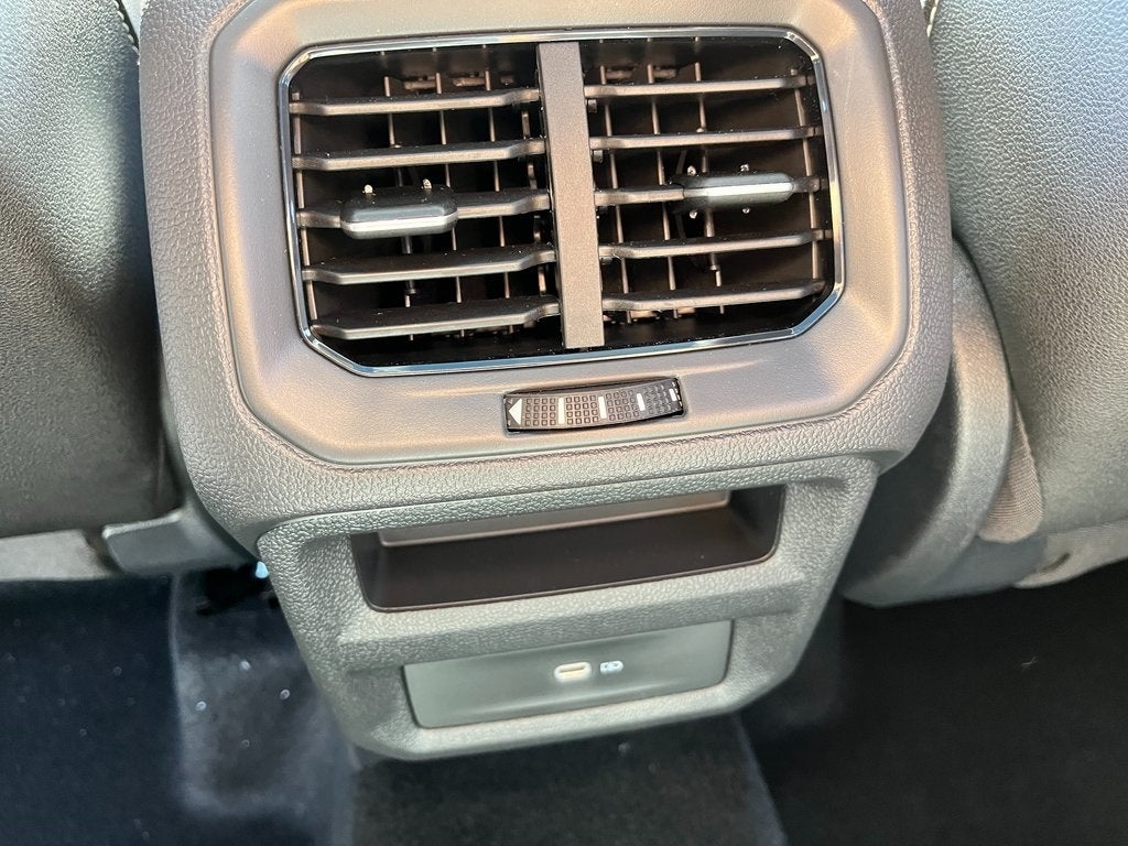 2025 Volkswagen Taos SE 4MOTION