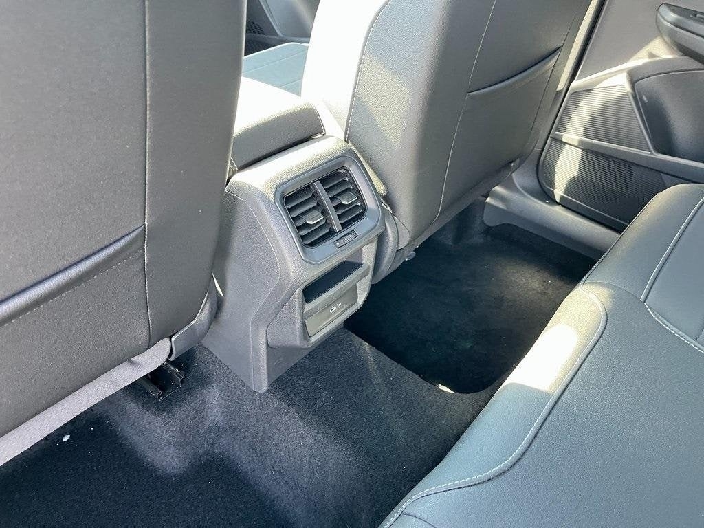 2025 Volkswagen Taos SE 4MOTION