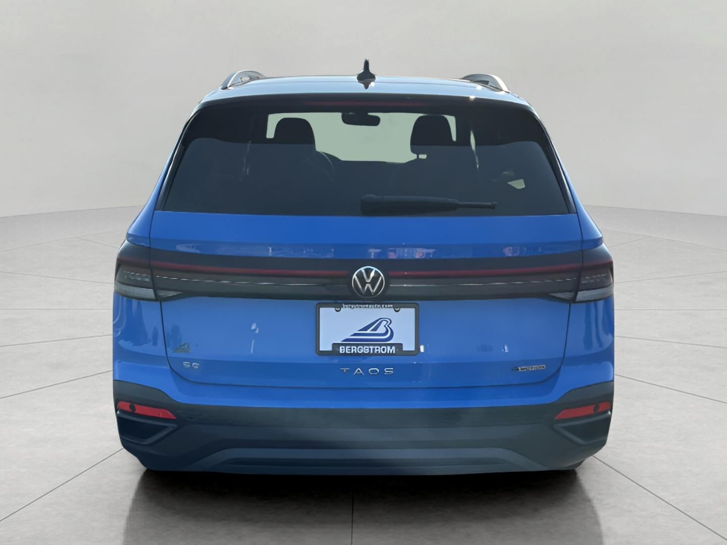 2025 Volkswagen Taos SE Black 4MOTION