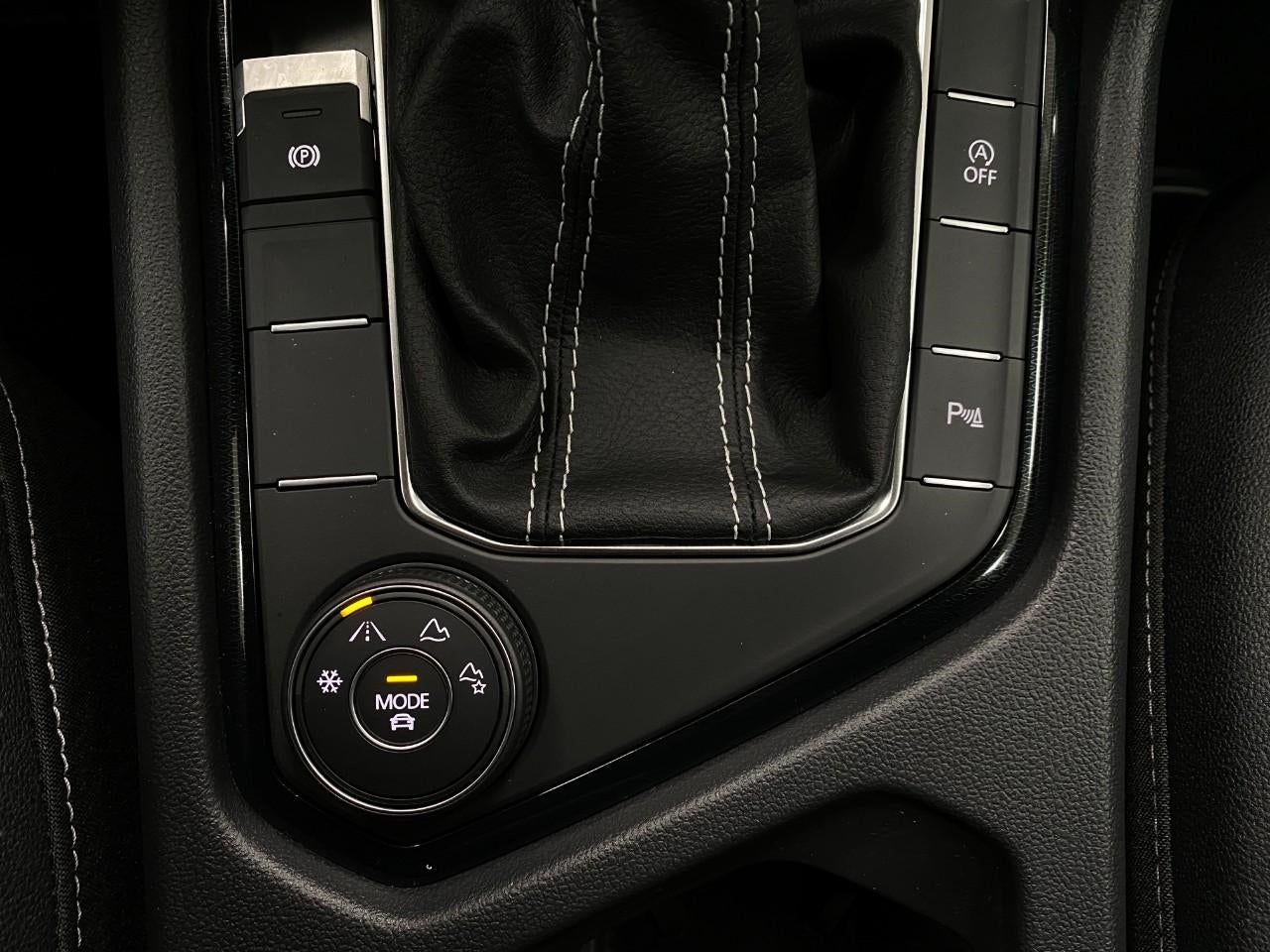 2026 Volkswagen Taos SE Black 4MOTION