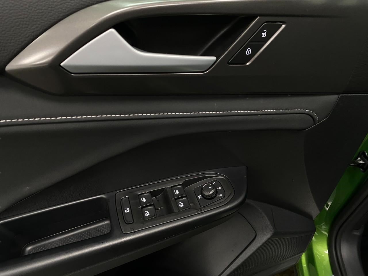 2026 Volkswagen Taos SE Black 4MOTION