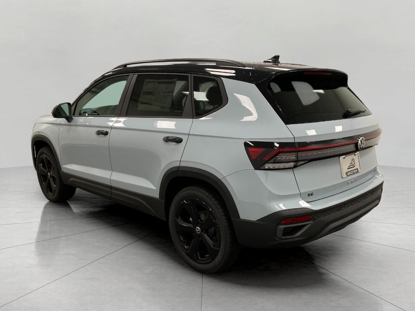 2026 Volkswagen Taos SE Black 4MOTION