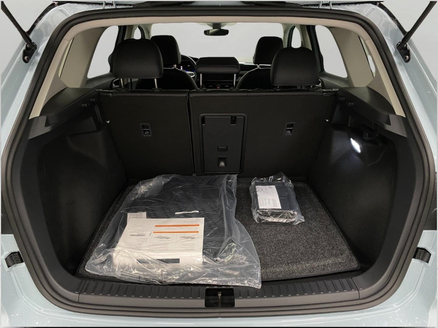 2026 Volkswagen Taos SE Black 4MOTION