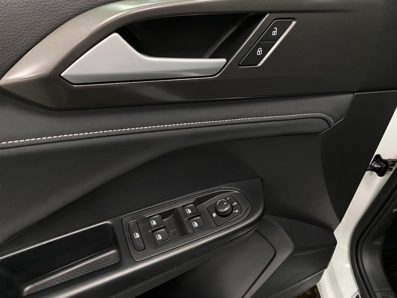 2026 Volkswagen Taos SE Black 4MOTION