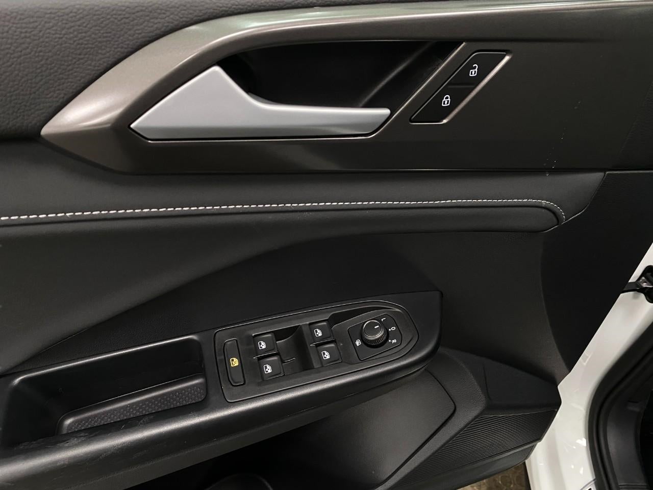 2026 Volkswagen Taos SE Black 4MOTION