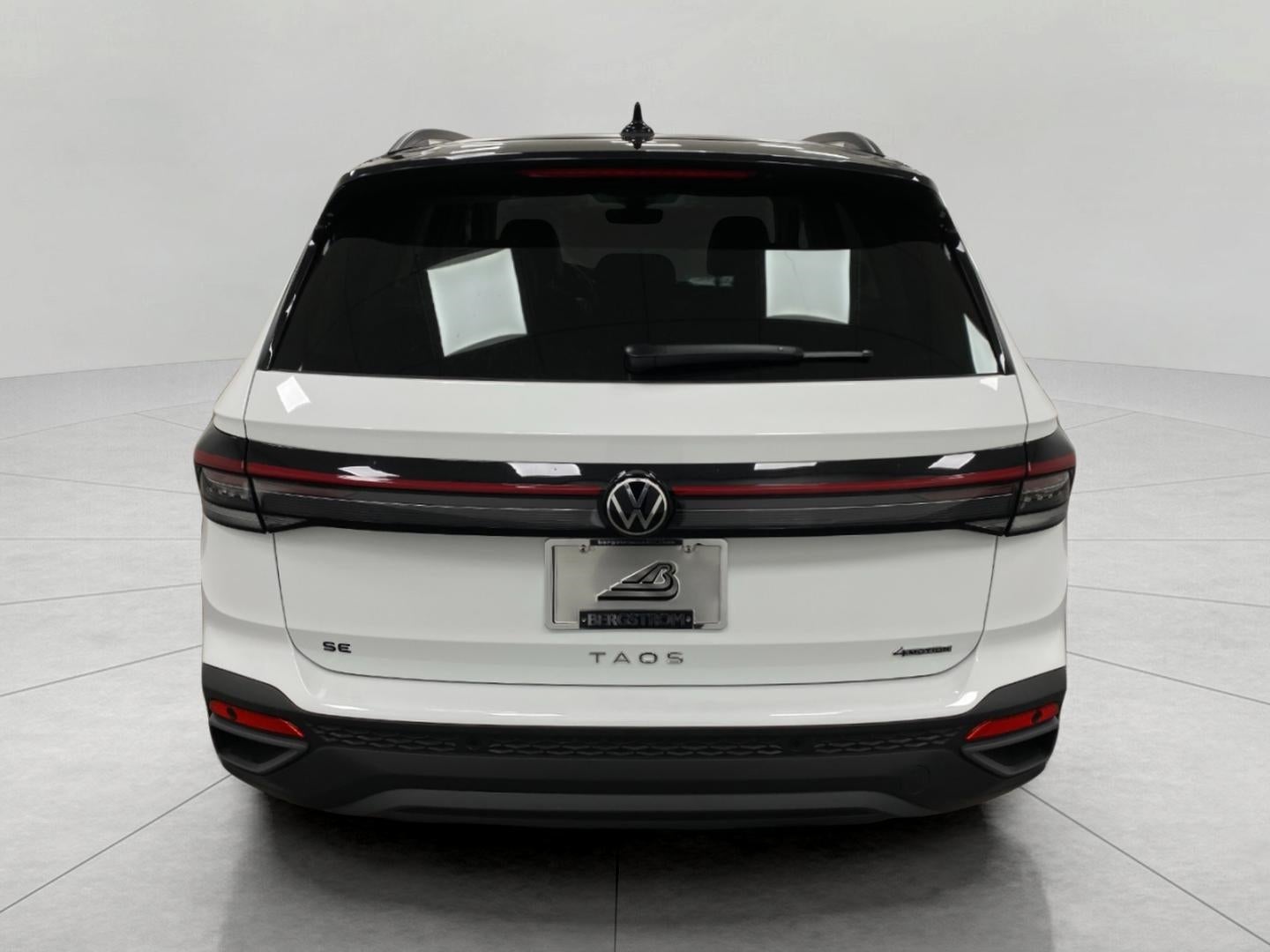 2026 Volkswagen Taos SE Black 4MOTION