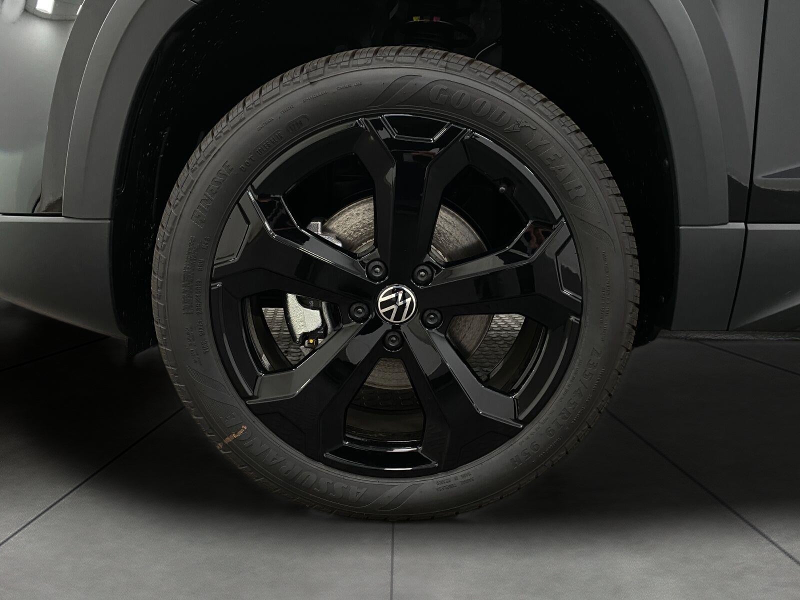 2027 Volkswagen Taos SE Black 4MOTION