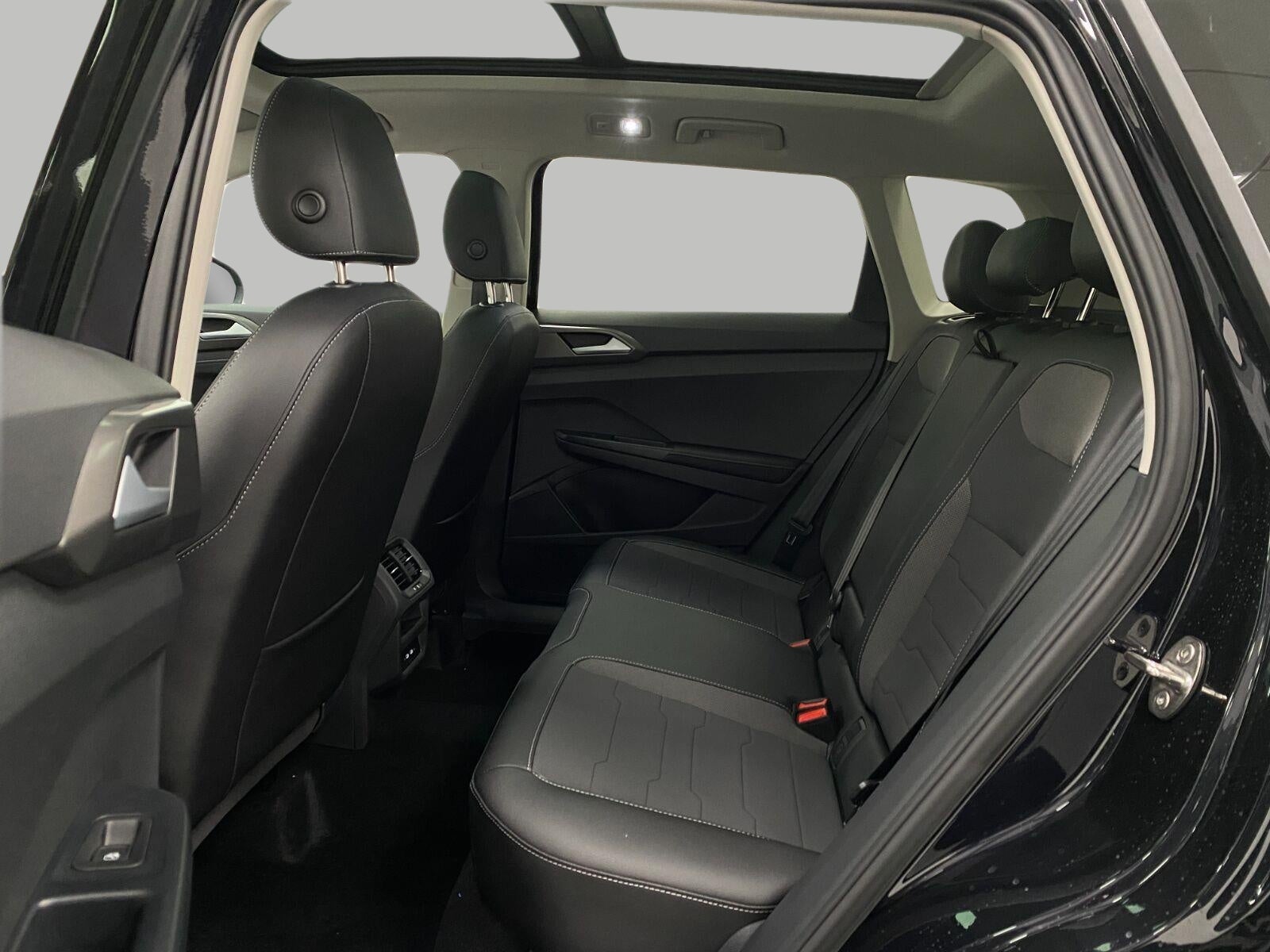 2027 Volkswagen Taos SE Black 4MOTION