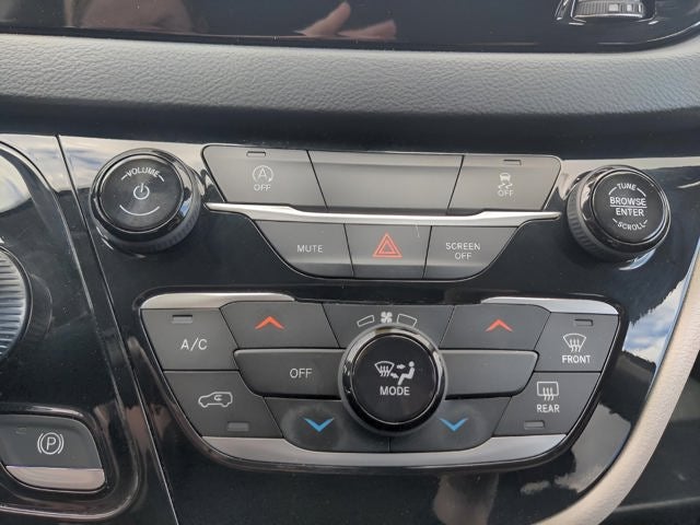 2024 Chrysler Voyager LX