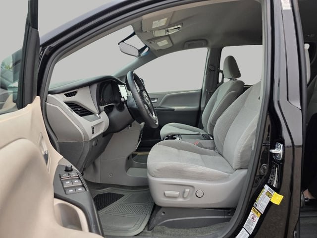 2017 Toyota Sienna LE