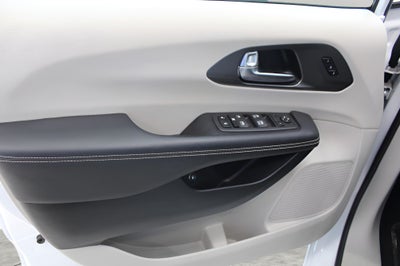 2022 Chrysler Pacifica Hybrid Touring L FWD