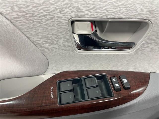 2014 Toyota SIENNA PASSENGER VAN