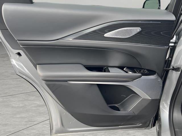 2025 Cadillac LYRIQ Luxury 3