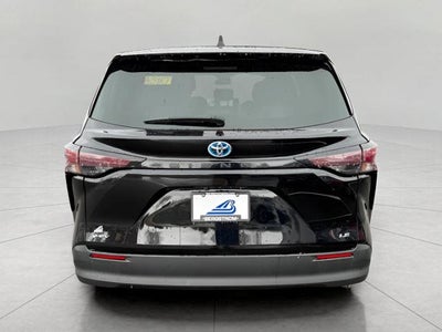 2025 Toyota Sienna LE FWD 8-Passenger