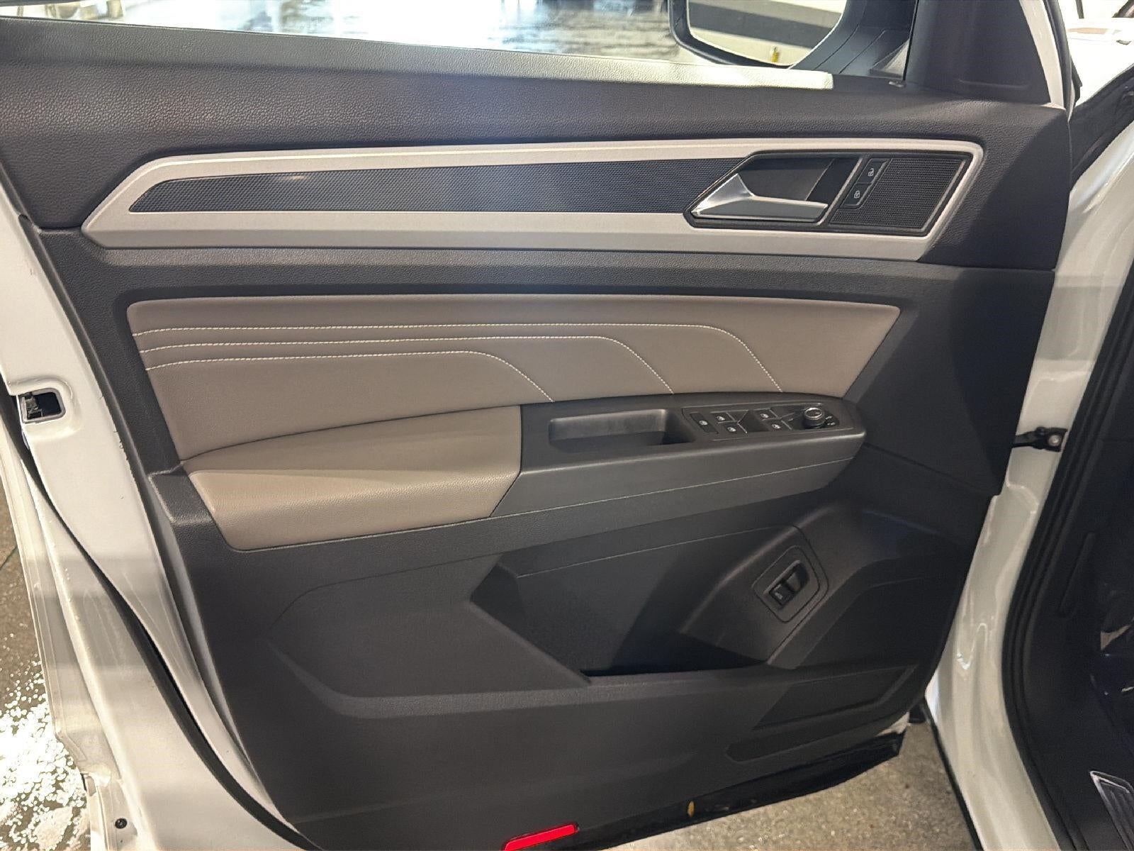 2023 Volkswagen Atlas Cross Sport 2.0T SEL R-Line Black 4MOTION