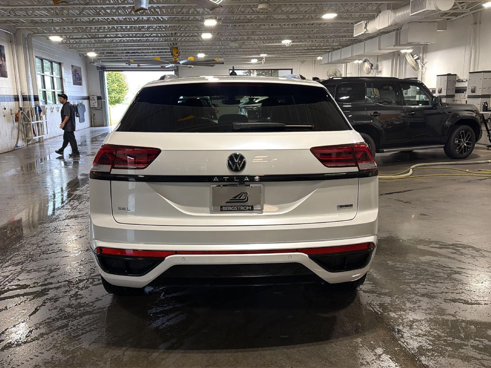 2023 Volkswagen Atlas Cross Sport 2.0T SEL R-Line Black 4MOTION