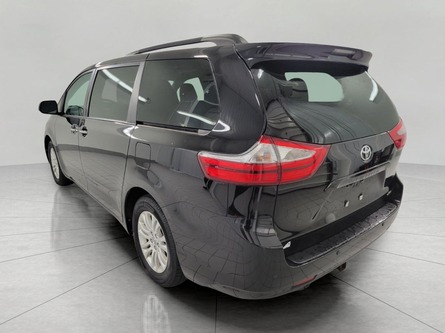2017 Toyota Sienna XLE Premium FWD 8-Passenger