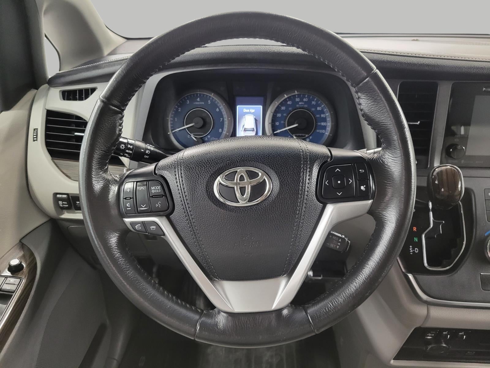2017 Toyota Sienna XLE Premium FWD 8-Passenger