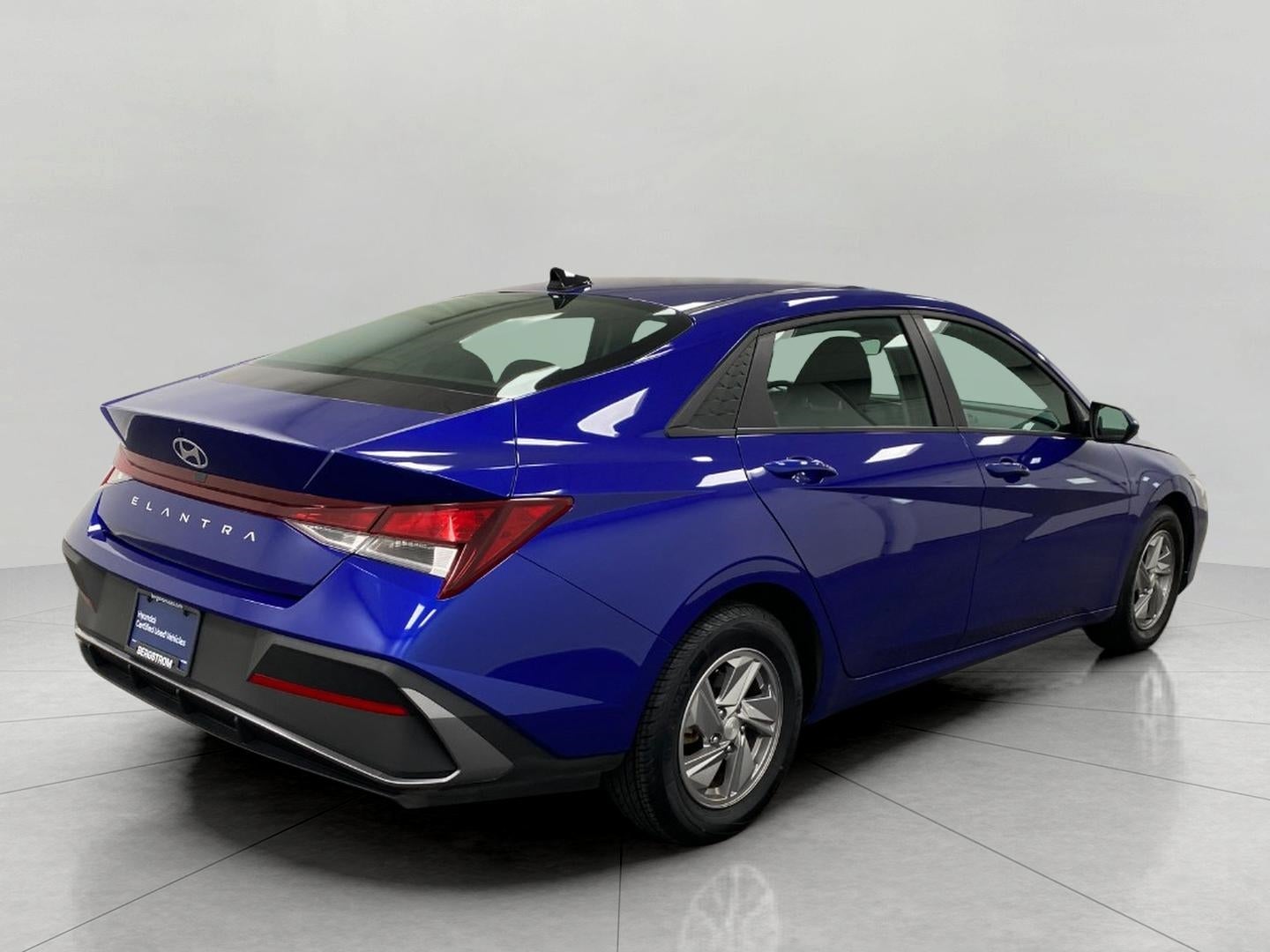 2024 Hyundai Elantra SE IVT