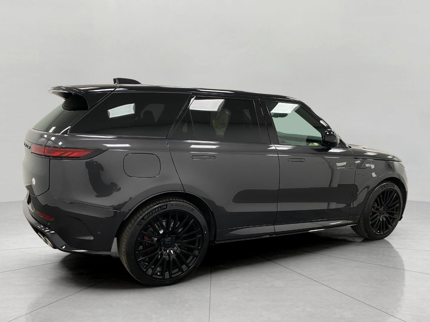 2026 Land Rover Range Rover Sport P635 SV