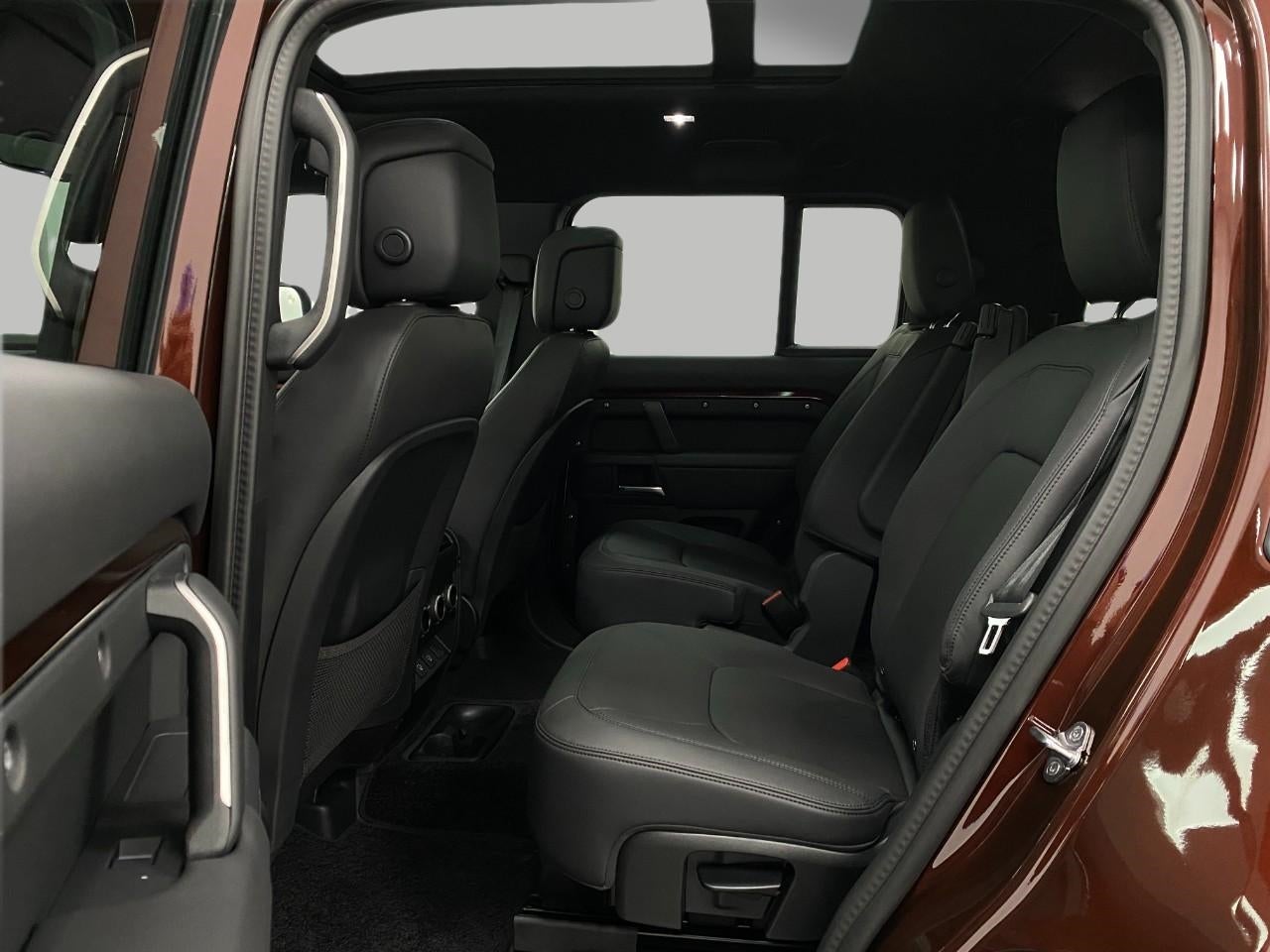2025 Land Rover Defender 130 P400 X-Dynamic SE