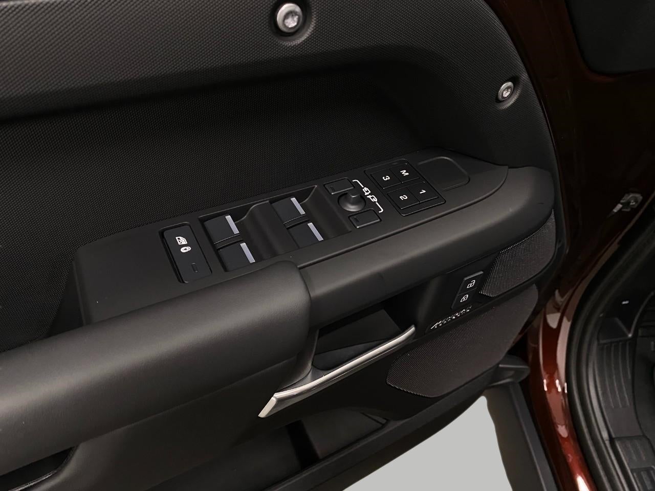 2025 Land Rover Defender 130 P400 X-Dynamic SE