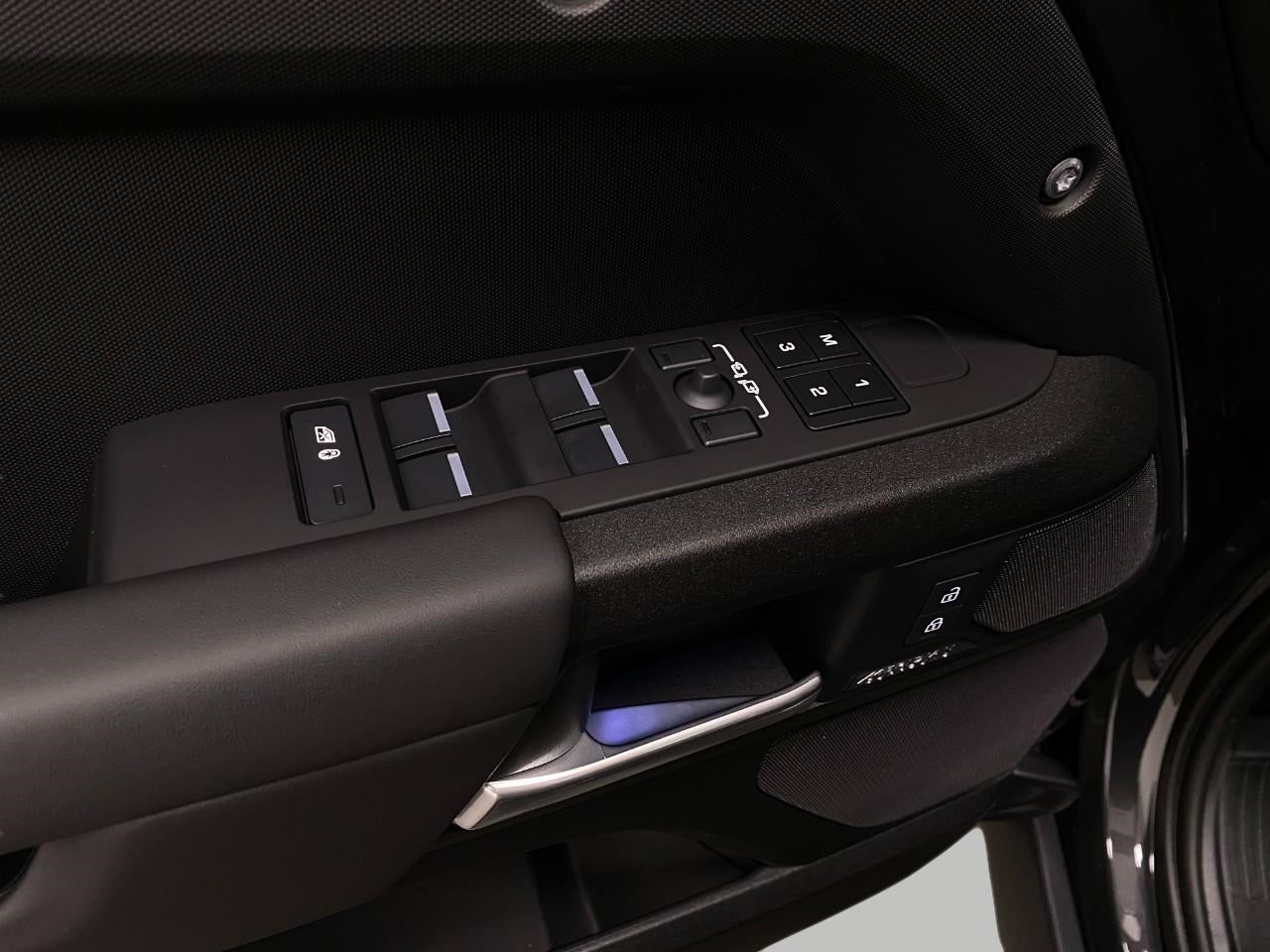 2026 Land Rover Defender 110 P525 V8