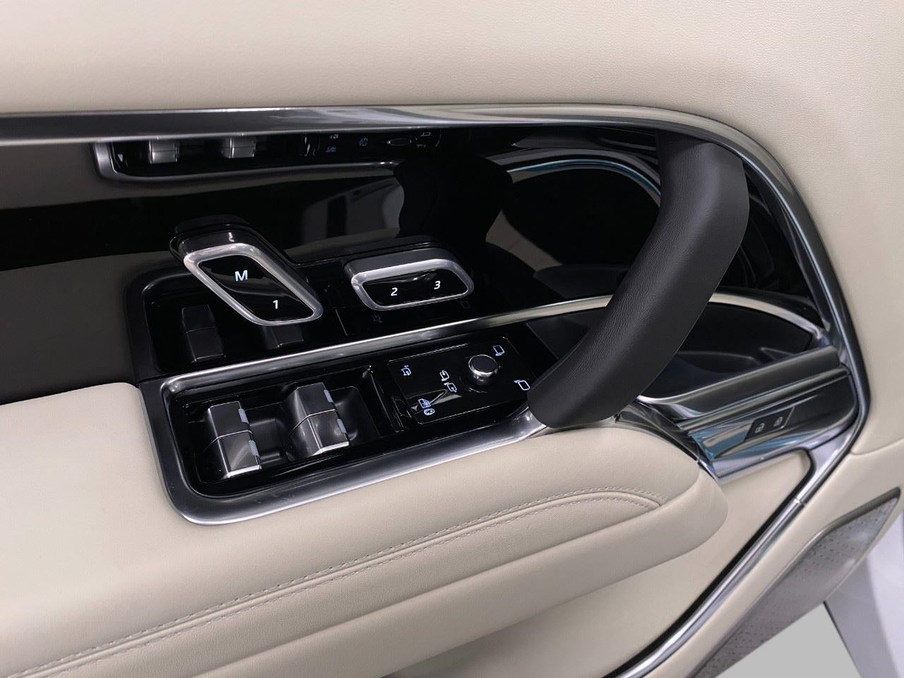 2025 Land Rover Range Rover P530 Autobiography LWB