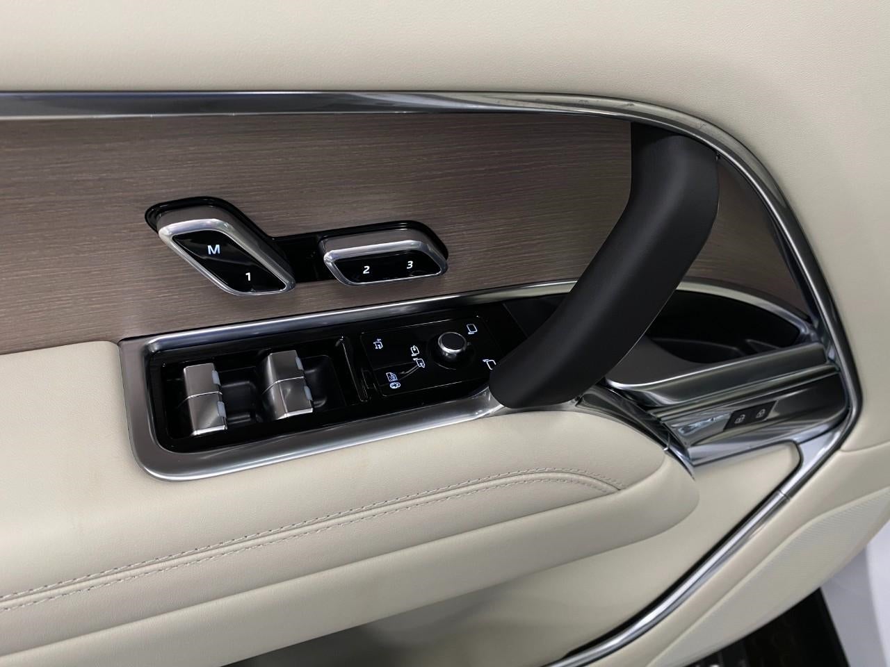 2025 Land Rover Range Rover P530 SE SWB