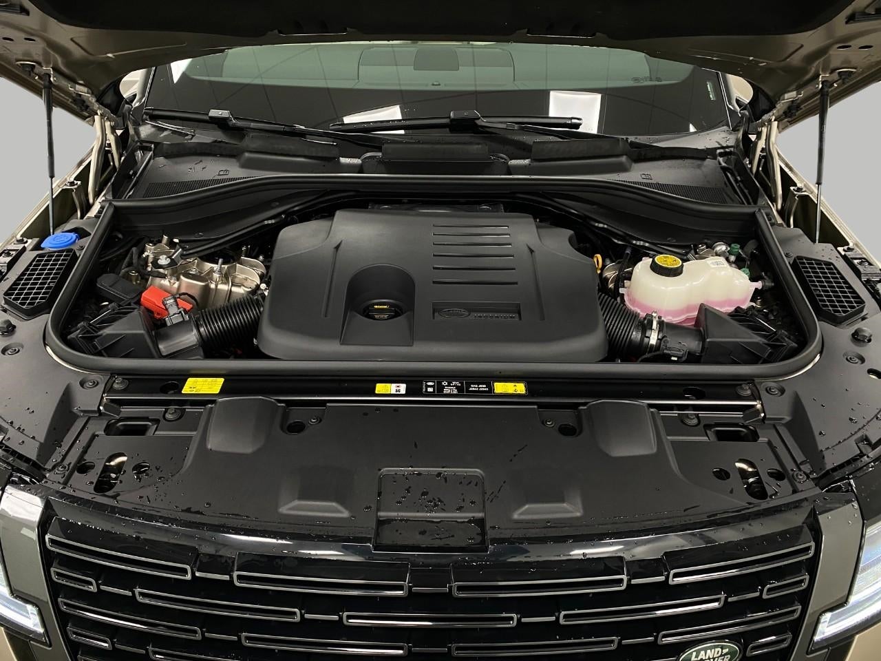 2025 Land Rover Range Rover P400 SE SWB