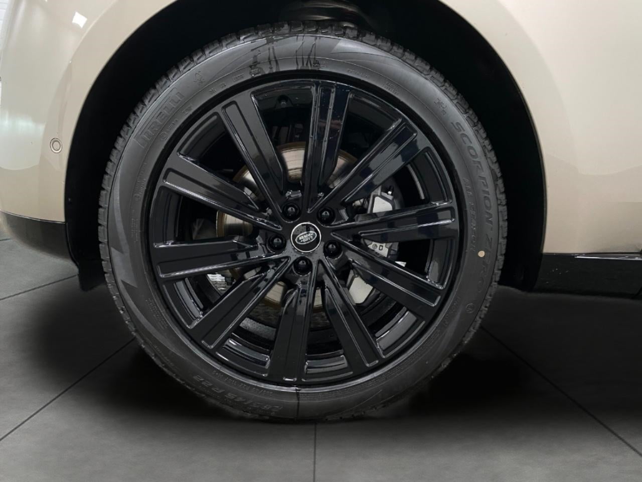 2025 Land Rover Range Rover P400 SE SWB