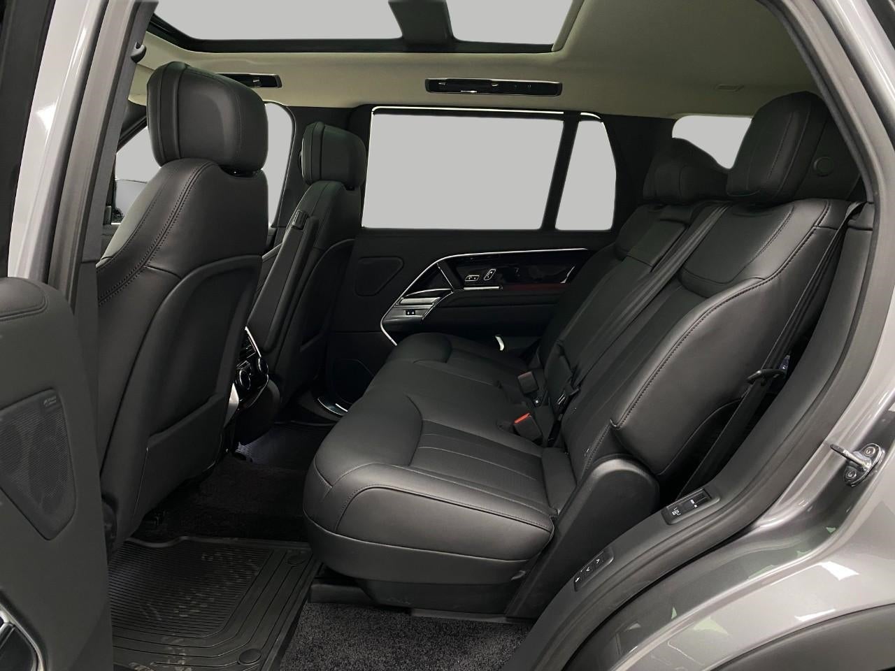 2026 Land Rover Range Rover P530 SE LWB 7 Seat