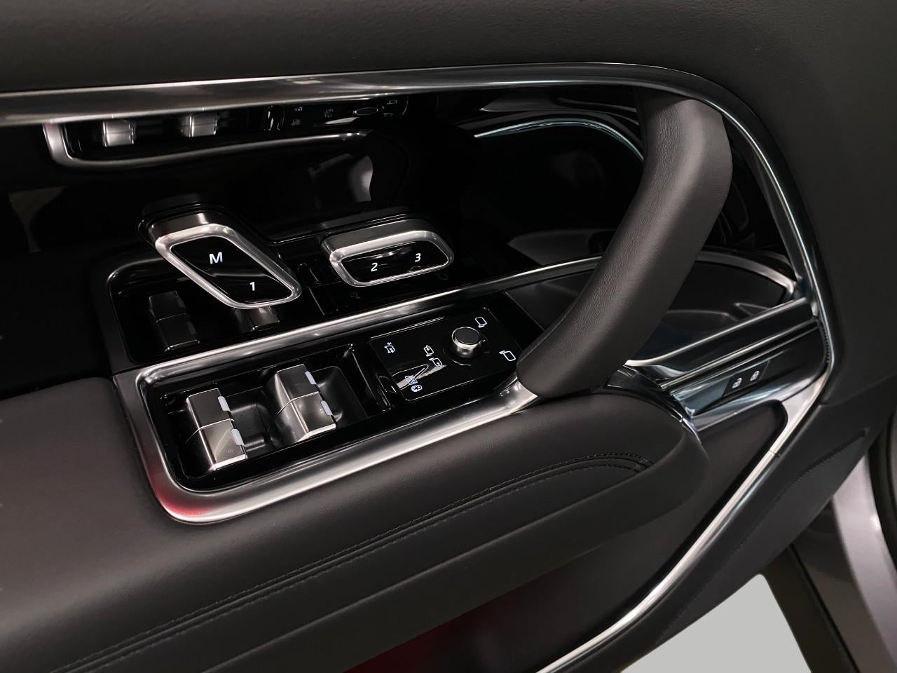 2026 Land Rover Range Rover P530 SE LWB 7 Seat