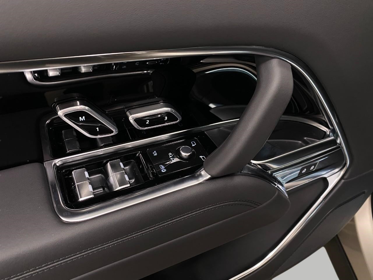 2026 Land Rover Range Rover P400 SE LWB 7 Seat