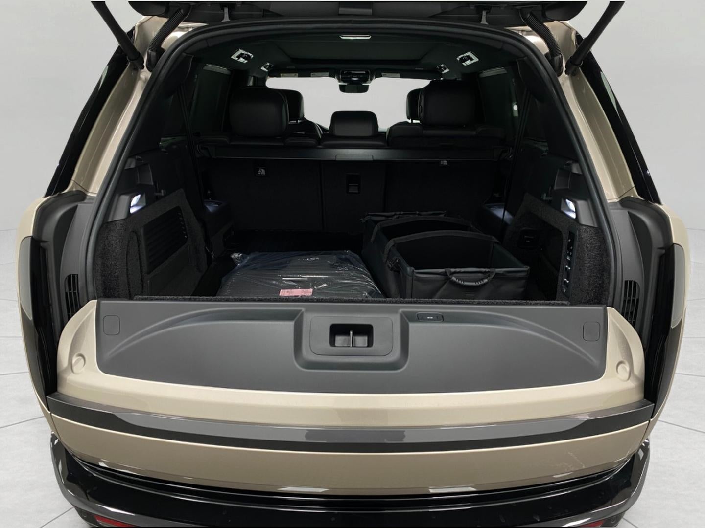 2026 Land Rover Range Rover P400 SE LWB 7 Seat