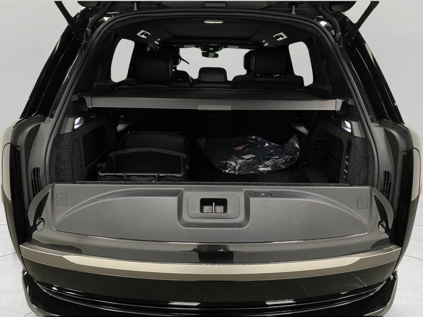 2026 Land Rover Range Rover P400 SE LWB 7 Seat