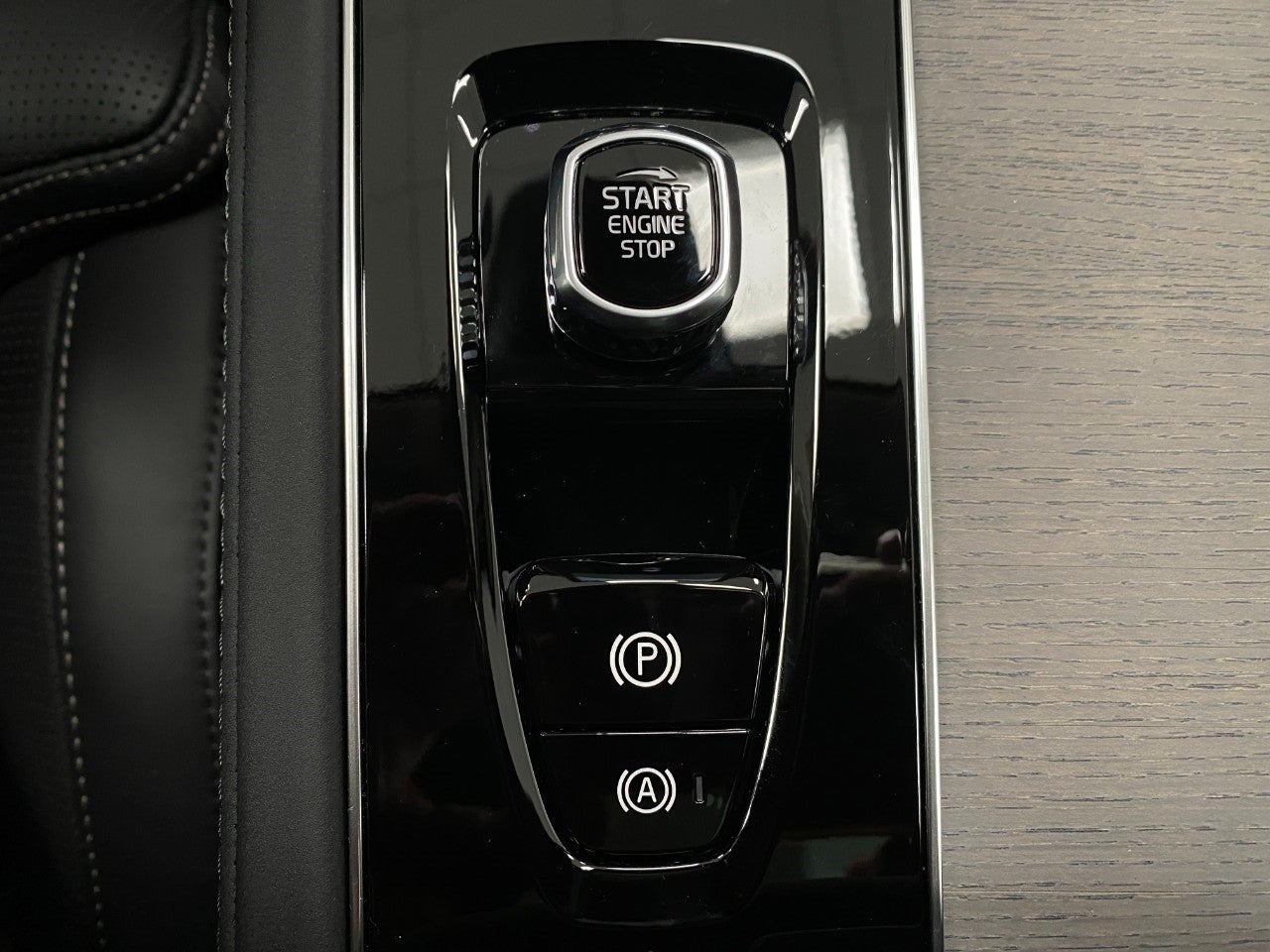 2026 Volvo XC90 B6 AWD Ultra Dark Theme 7-Seater